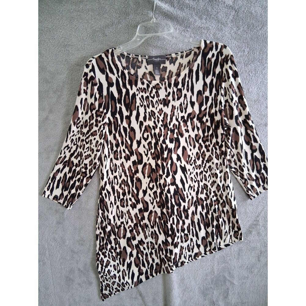 Chicos Travelers Top Sz 1 / M Leopard Print‎ 3/4 Sleeve Asymmetrical Scoop Neck
